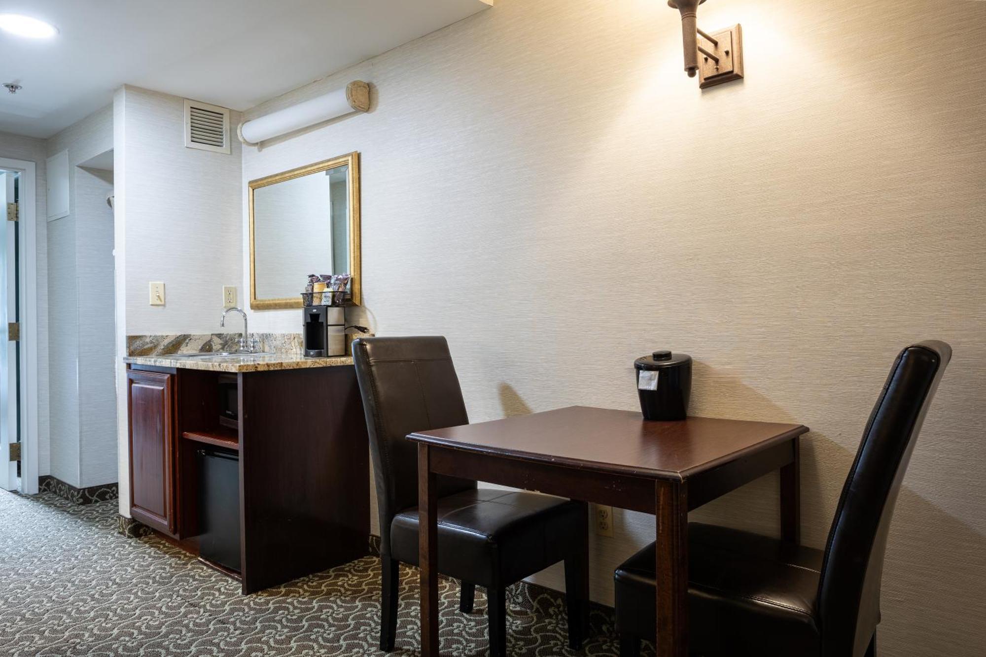 D. Hotel Suites & Spa Holyoke Εξωτερικό φωτογραφία