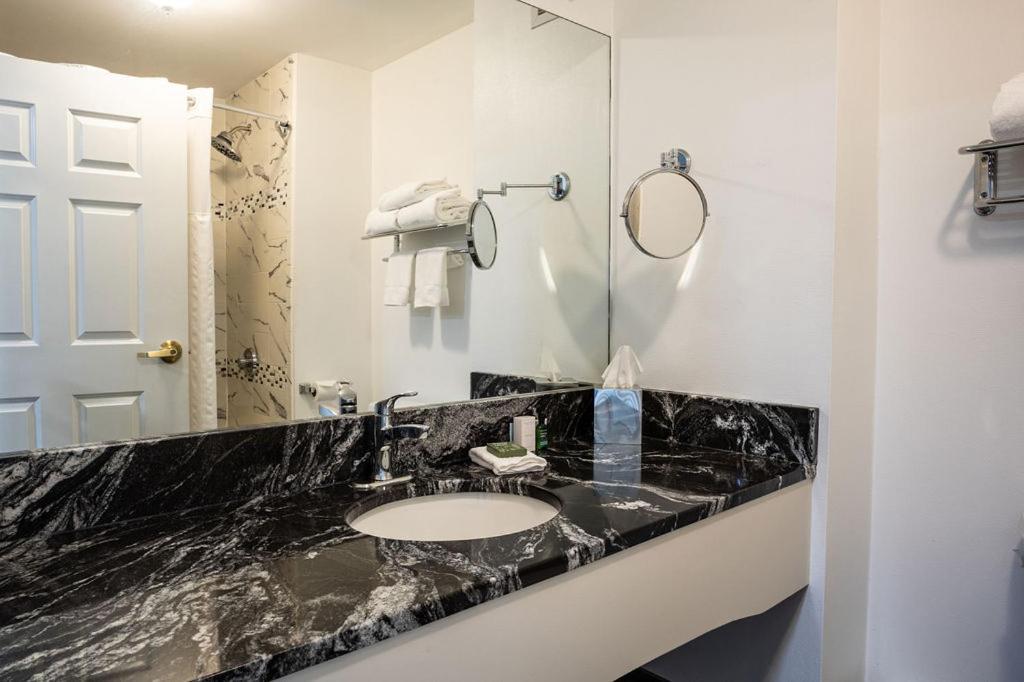 D. Hotel Suites & Spa Holyoke Εξωτερικό φωτογραφία