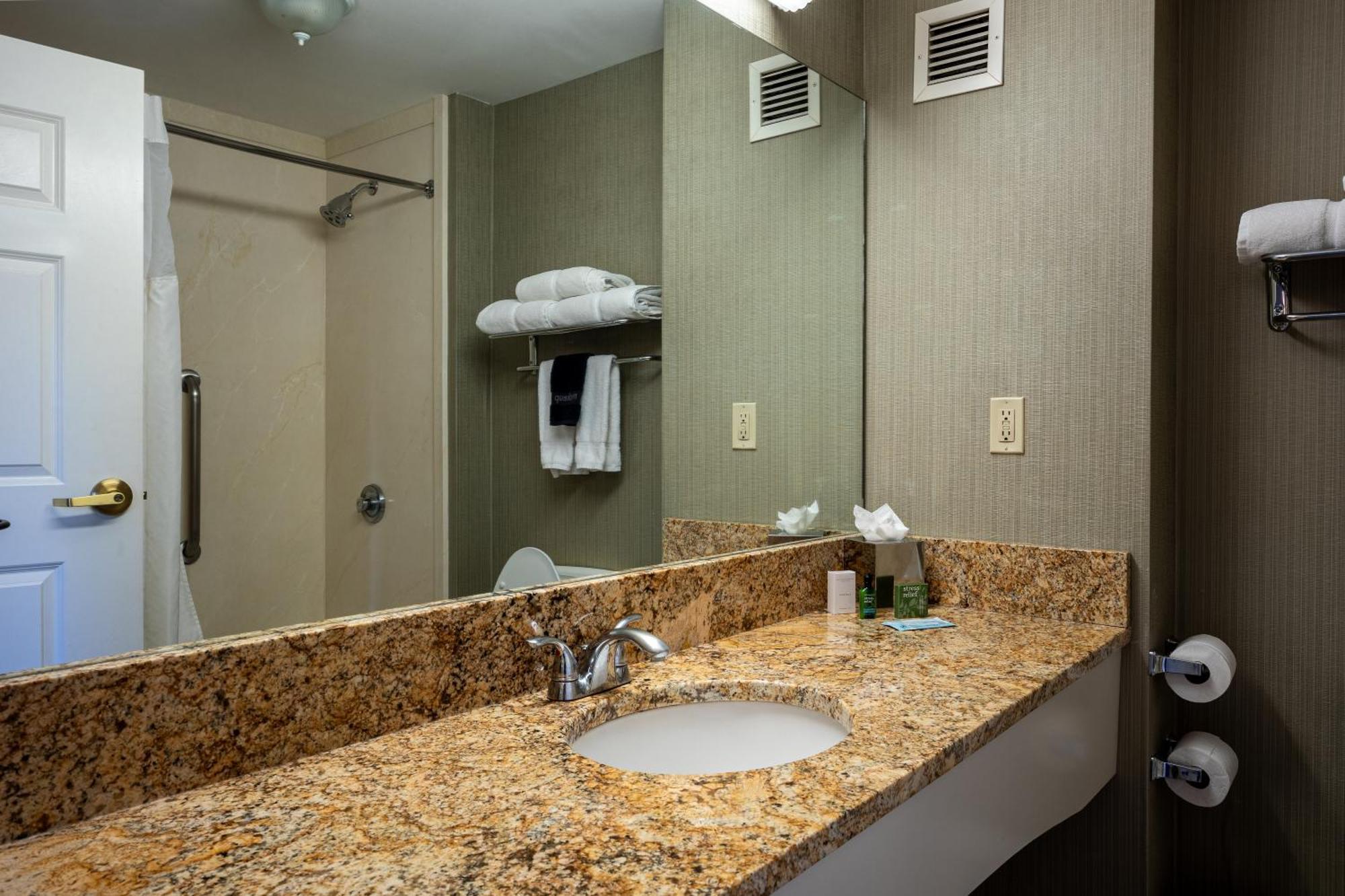 D. Hotel Suites & Spa Holyoke Εξωτερικό φωτογραφία